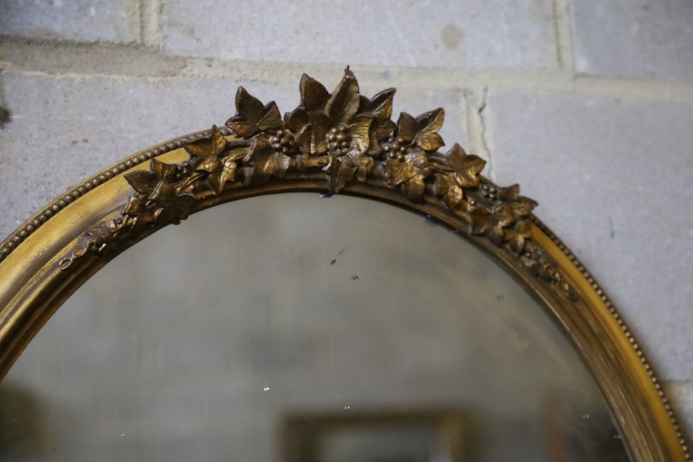 A pair of Victorian gilt oval wall mirrors, 58 x 72cm